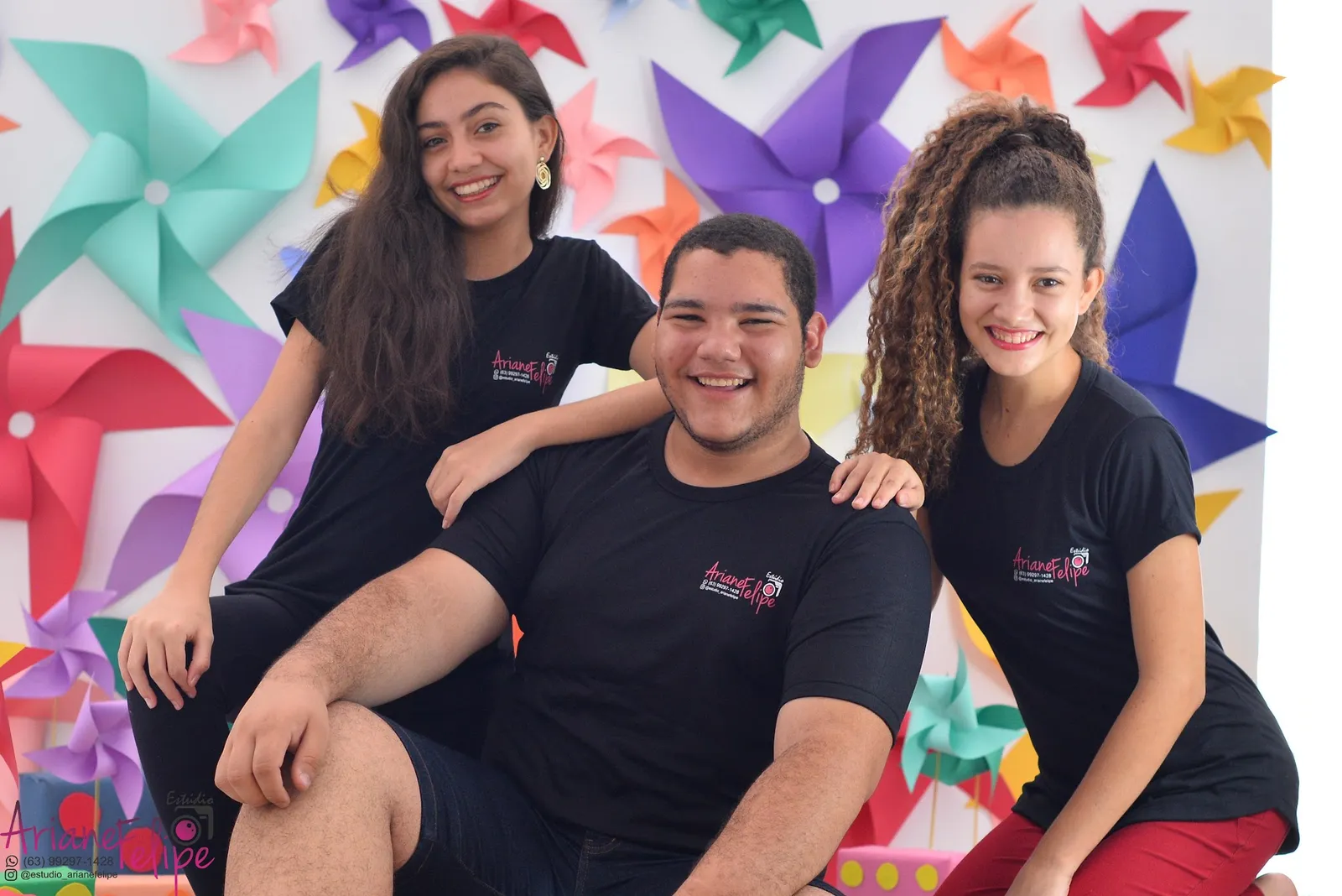 A equipe do Estúdio Ariane Felipe em cenário de cata-ventos