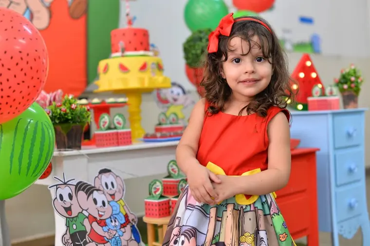 Menina em festa de aniversário temática