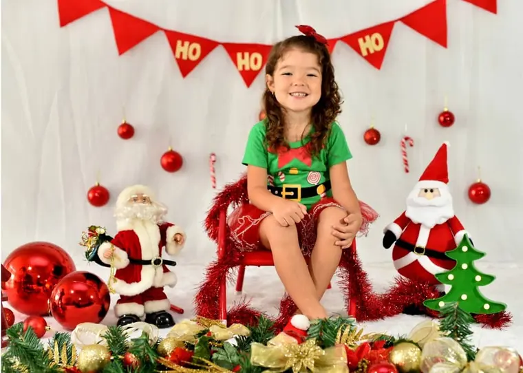 Menina em cenário de Natal